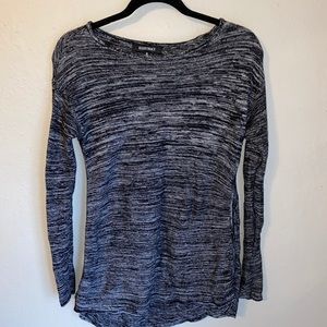 Long sleeve sweater.